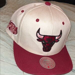 Mitchell & Ness Bulls Cap in Red and Cream